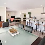 Duke Cottage - Pet Friendly Near Beach.