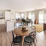 Duke Cottage - Pet Friendly Near Beach.