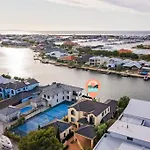 Luxury Waterfront Canal Estate With Private Jetty - Pet Friendly