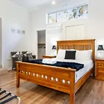 Inn The Tuarts Guest Lodge