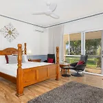 Inn The Tuarts Guest Lodge