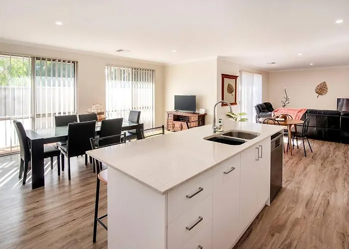 Duke Cottage - Pet Friendly Near Beach.