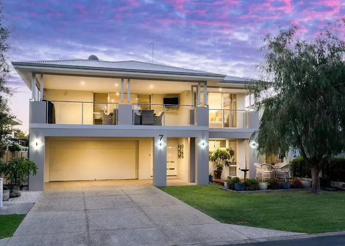Foreshore Escape - Your Ultimate Coastal Retreat