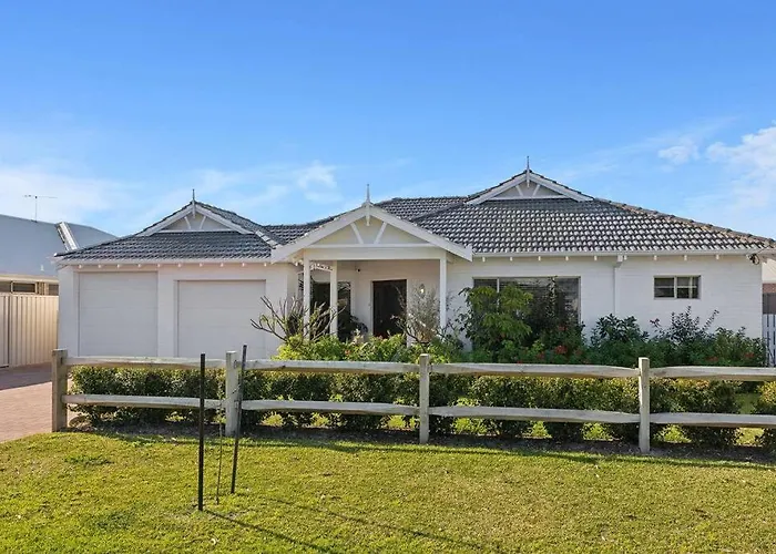 Spacious & Artistic Pet Friendly Beachside Retreat