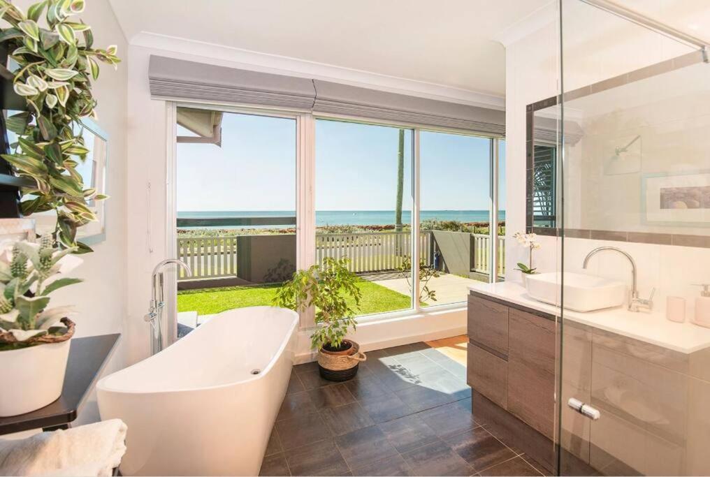 Holiday home The Deck House - Beautiful Beachfront *