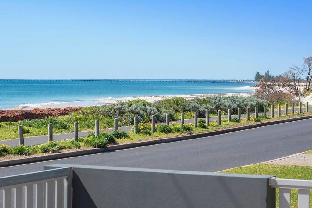 Holiday home The Deck House - Beautiful Beachfront *