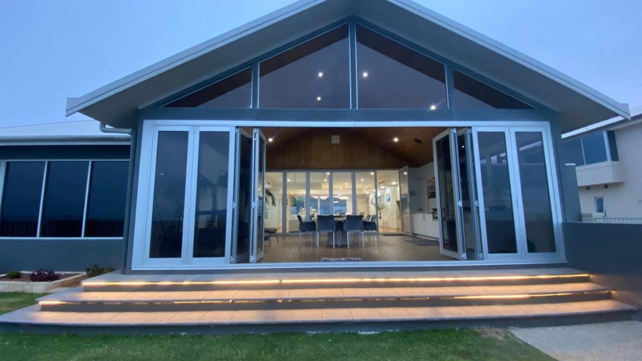 The Deck House - Beautiful Beachfront Holiday home