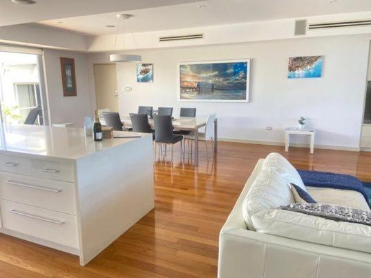 Holiday home The Deck House - Beautiful Beachfront Busselton