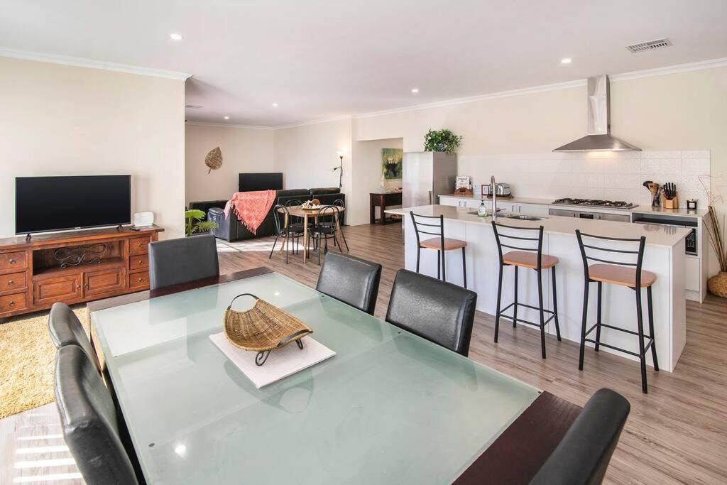 Duke - Pet Friendly Near Beach. *