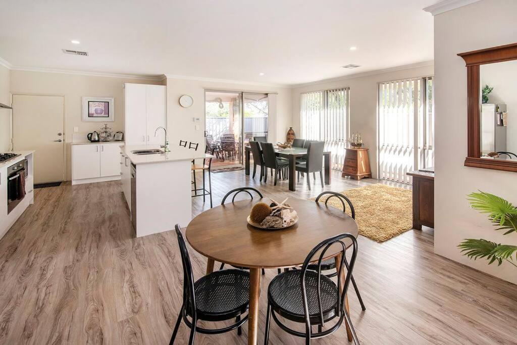 Duke - Pet Friendly Near Beach. Holiday home *