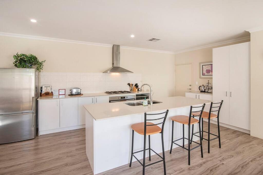 Duke - Pet Friendly Near Beach. Holiday home