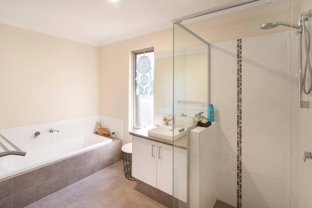 Duke - Pet Friendly Near Beach. Holiday home Busselton
