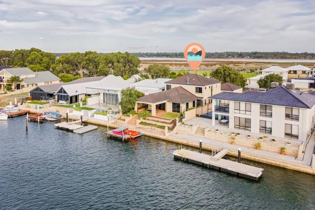 Luxury Waterfront Canal Estate With Private Jetty - Pet Friendly Holiday home *
