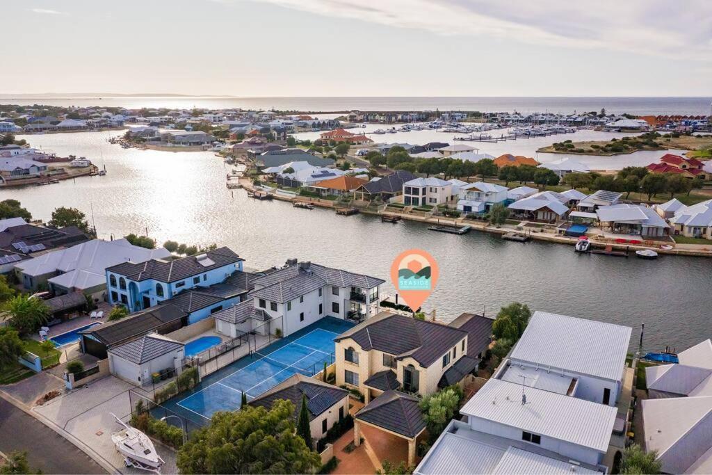 Holiday home Luxury Waterfront Canal Estate With Private Jetty - Pet Friendly