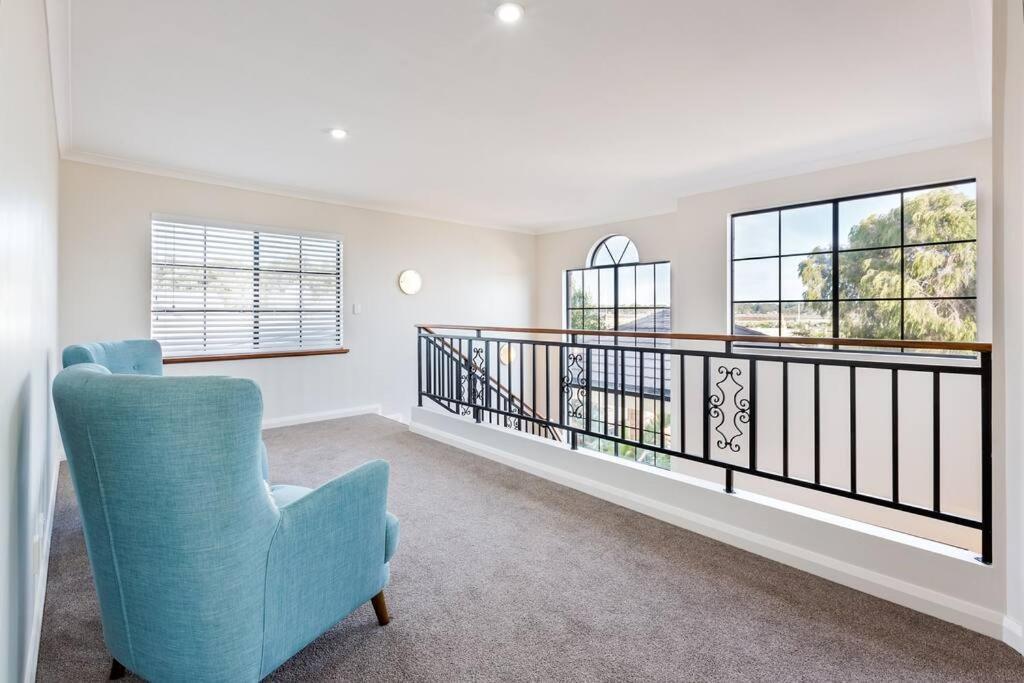 Luxury Waterfront Canal Estate With Private Jetty - Pet Friendly Holiday home
