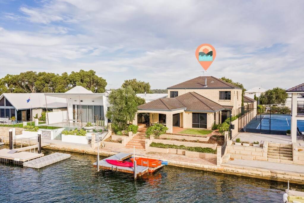 Luxury Waterfront Canal Estate With Private Jetty - Pet Friendly Holiday home