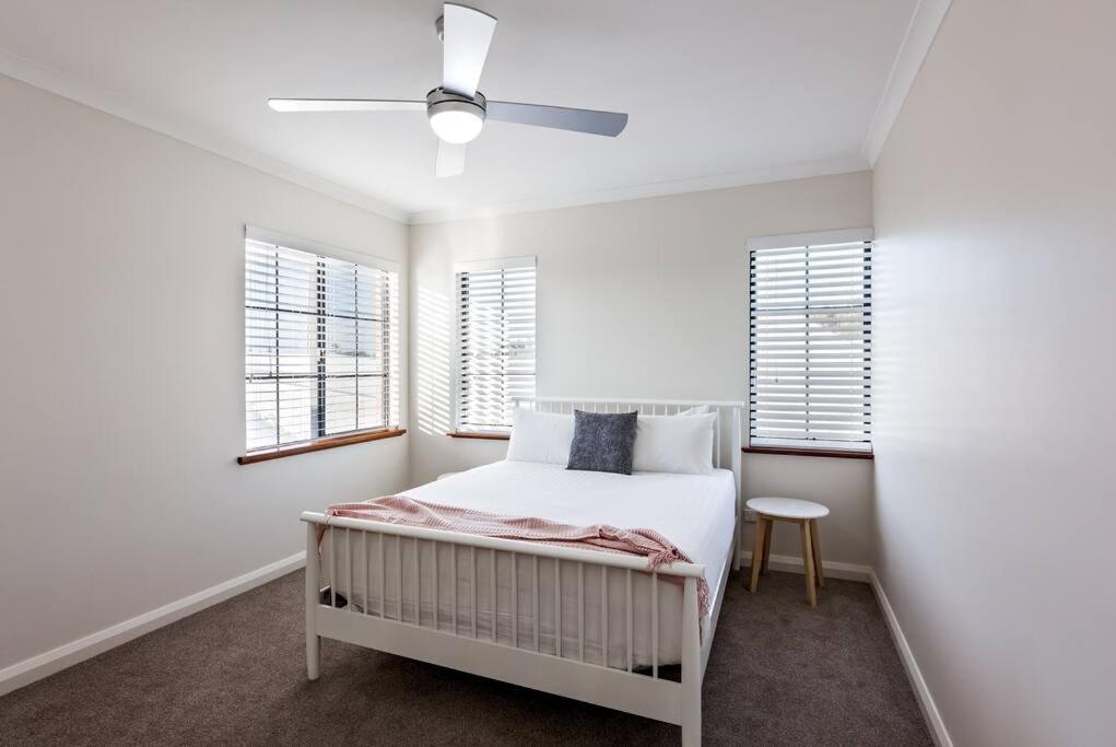 Luxury Waterfront Canal Estate With Private Jetty - Pet Friendly Holiday home Busselton