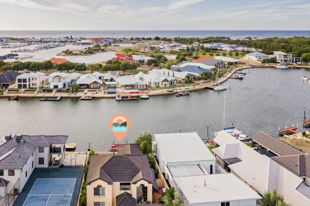 Luxury Waterfront Canal Estate With Private Jetty - Pet Friendly *