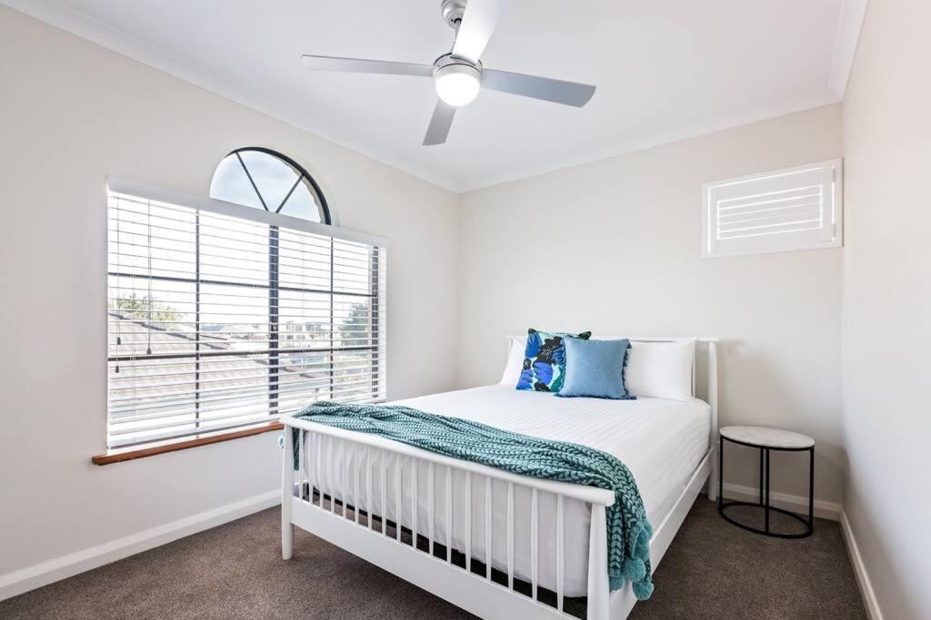 Luxury Waterfront Canal Estate With Private Jetty - Pet Friendly