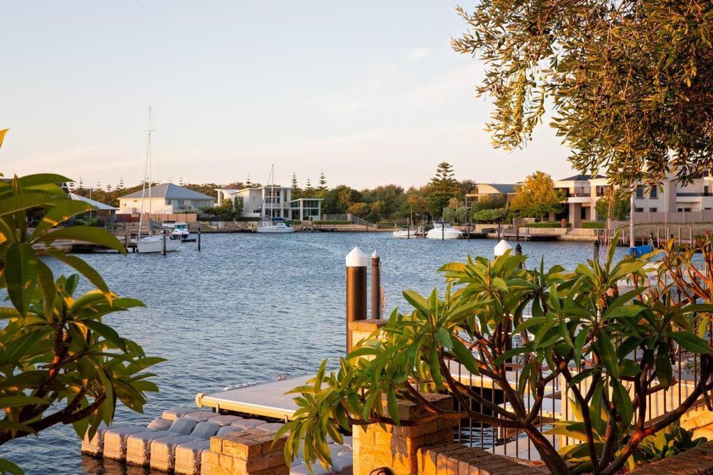 Luxury Waterfront Canal Estate With Private Jetty - Pet Friendly Holiday home Busselton