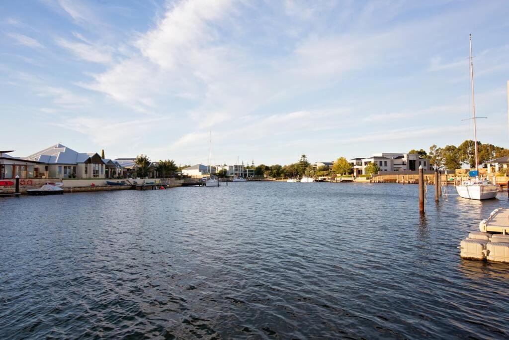 Luxury Waterfront Canal Estate With Private Jetty - Pet Friendly *