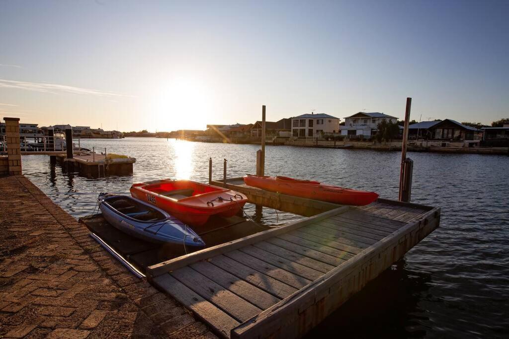 Luxury Waterfront Canal Estate With Private Jetty - Pet Friendly Holiday home *