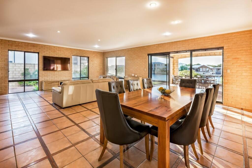 Luxury Waterfront Canal Estate With Private Jetty - Pet Friendly * Busselton