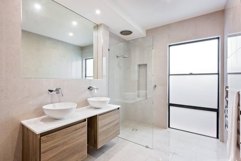 Luxury Waterfront Canal Estate With Private Jetty - Pet Friendly Holiday home Busselton