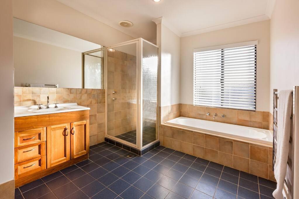 Holiday home Luxury Waterfront Canal Estate With Private Jetty - Pet Friendly
