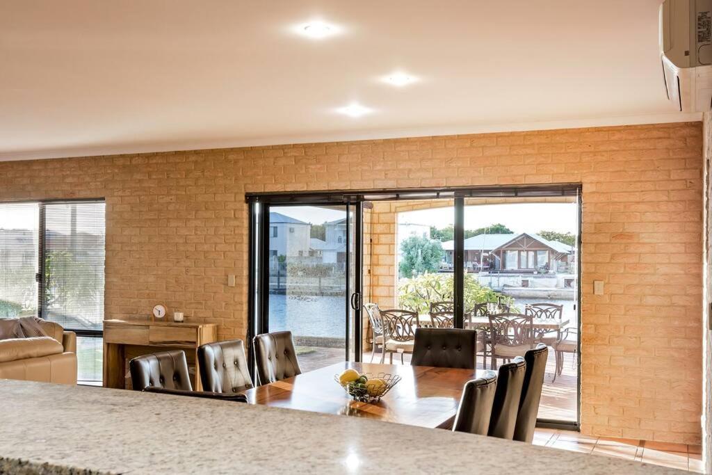 Luxury Waterfront Canal Estate With Private Jetty - Pet Friendly *