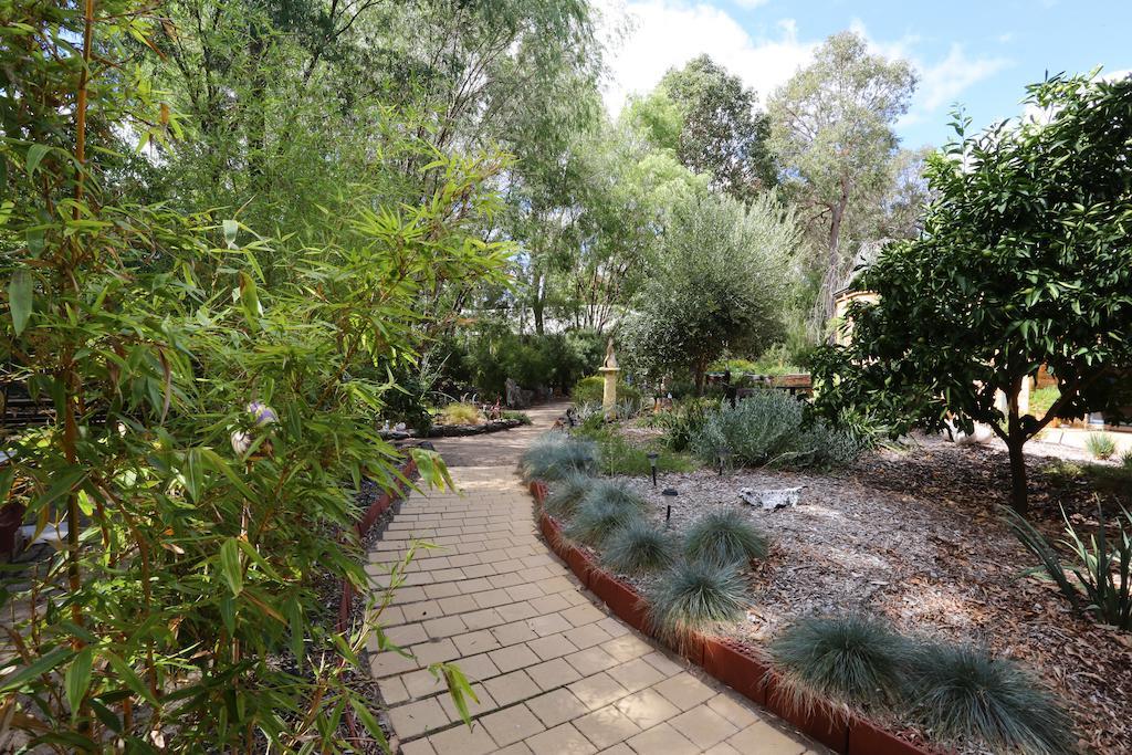 Little Shangri-la Bed & Breakfast