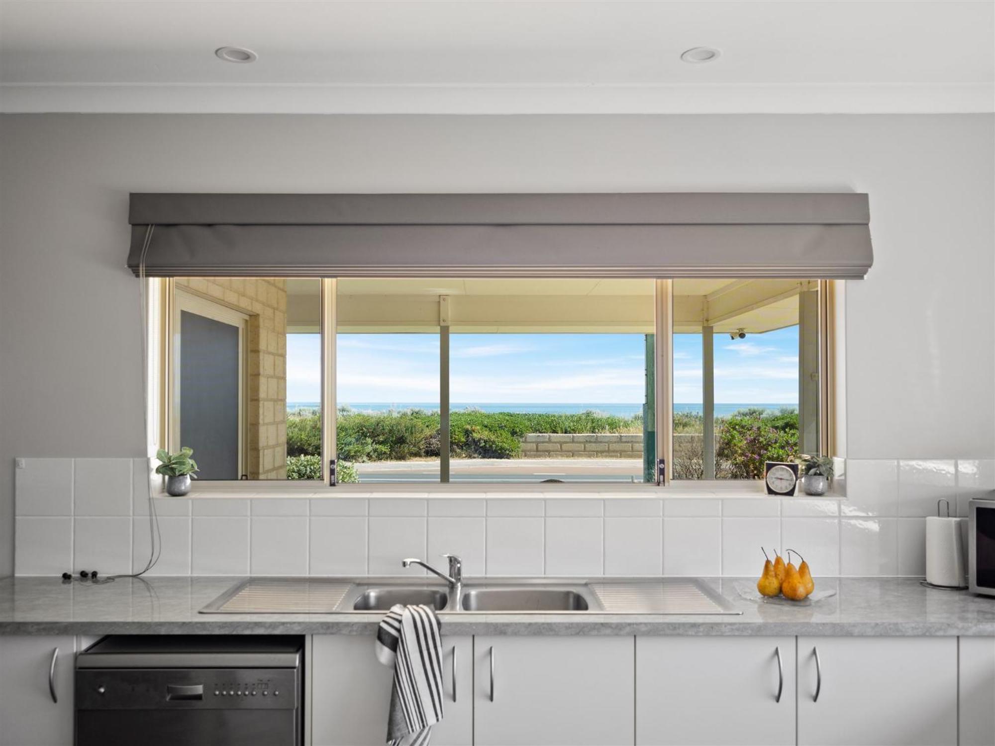 The Dunes Pet Friendly Beachfront Family Retreat Holiday home