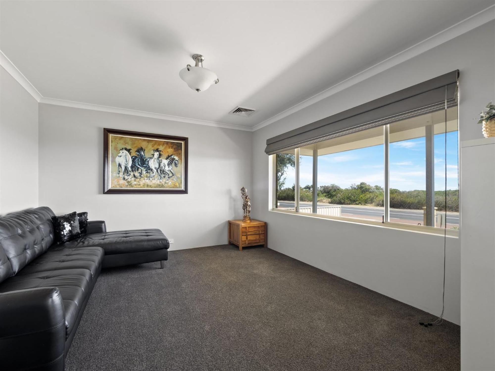 The Dunes Pet Friendly Beachfront Family Retreat Holiday home *