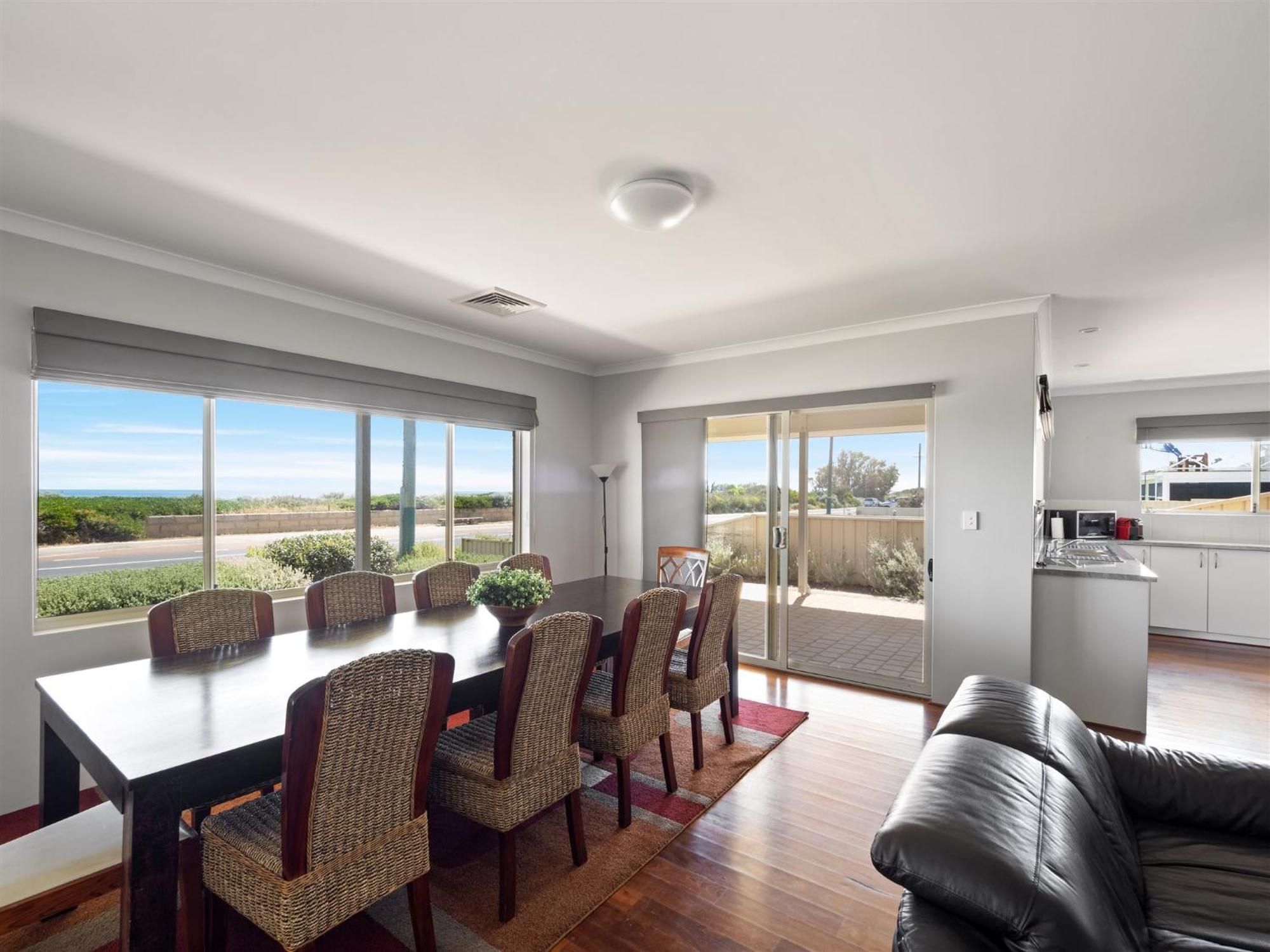 The Dunes Pet Friendly Beachfront Family Retreat Holiday home *
