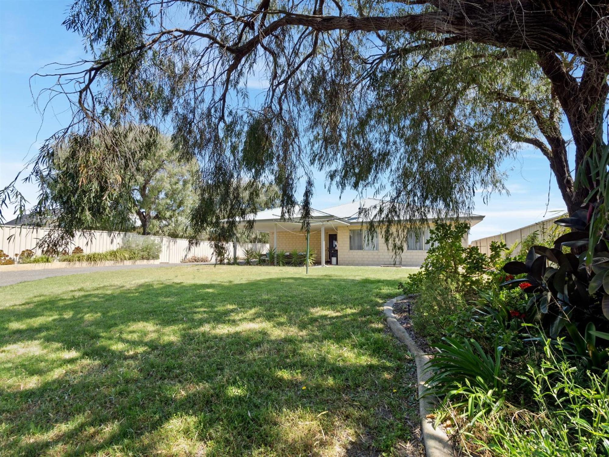 The Dunes Pet Friendly Beachfront Family Retreat Holiday home
