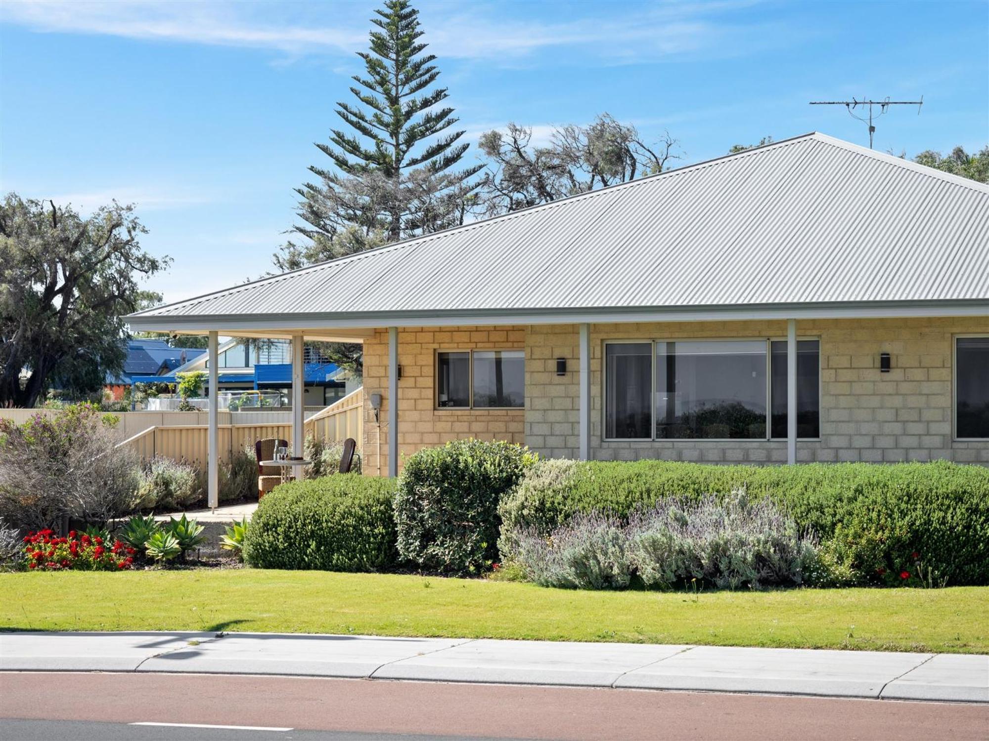 The Dunes Pet Friendly Beachfront Family Retreat Holiday home *