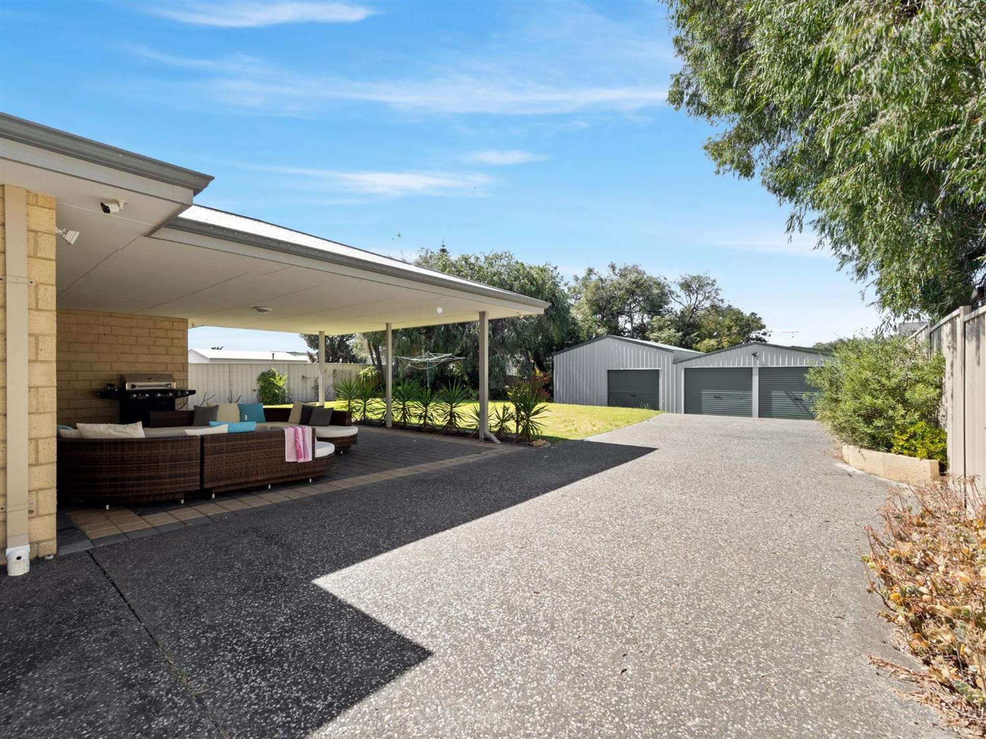 The Dunes Pet Friendly Beachfront Family Retreat Holiday home