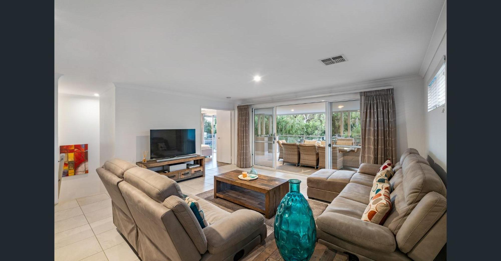 Foreshore Escape - Your Ultimate Coastal Retreat *