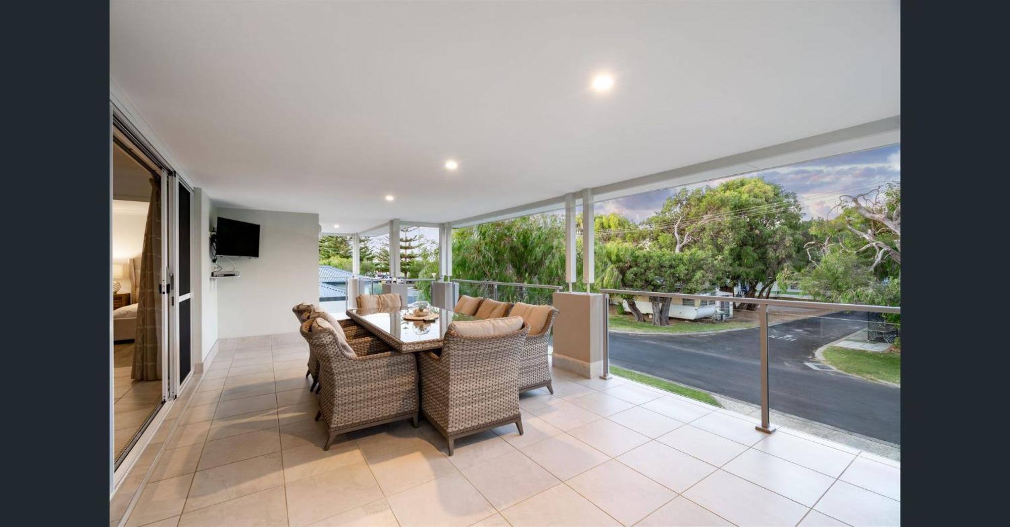 Foreshore Escape - Your Ultimate Coastal Retreat