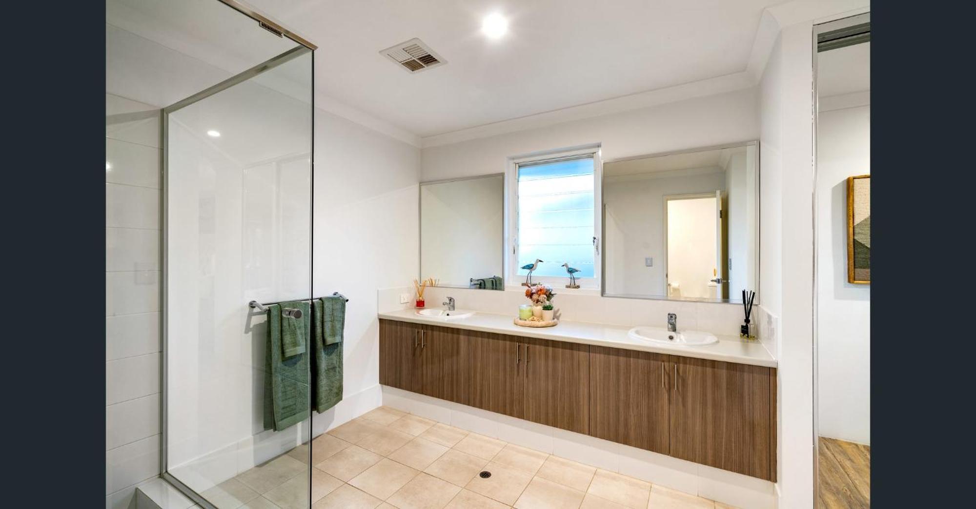 Foreshore Escape - Your Ultimate Coastal Retreat *