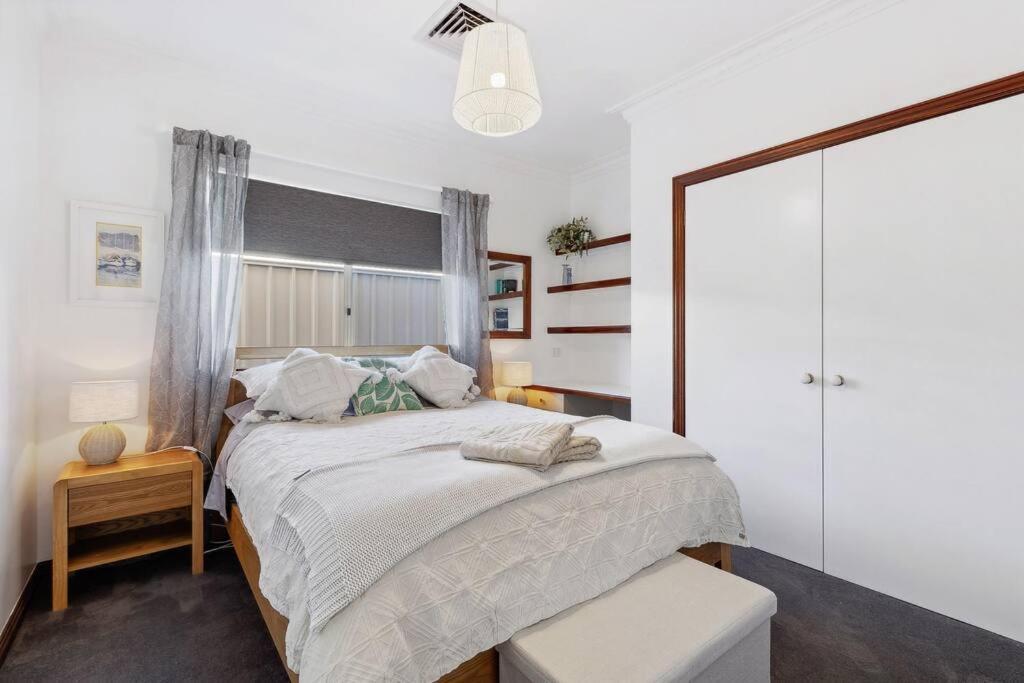 Spacious & Artistic Pet Friendly Beachside Retreat Holiday home *