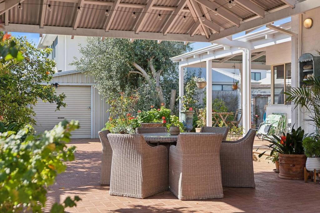 Spacious & Artistic Pet Friendly Beachside Retreat Busselton