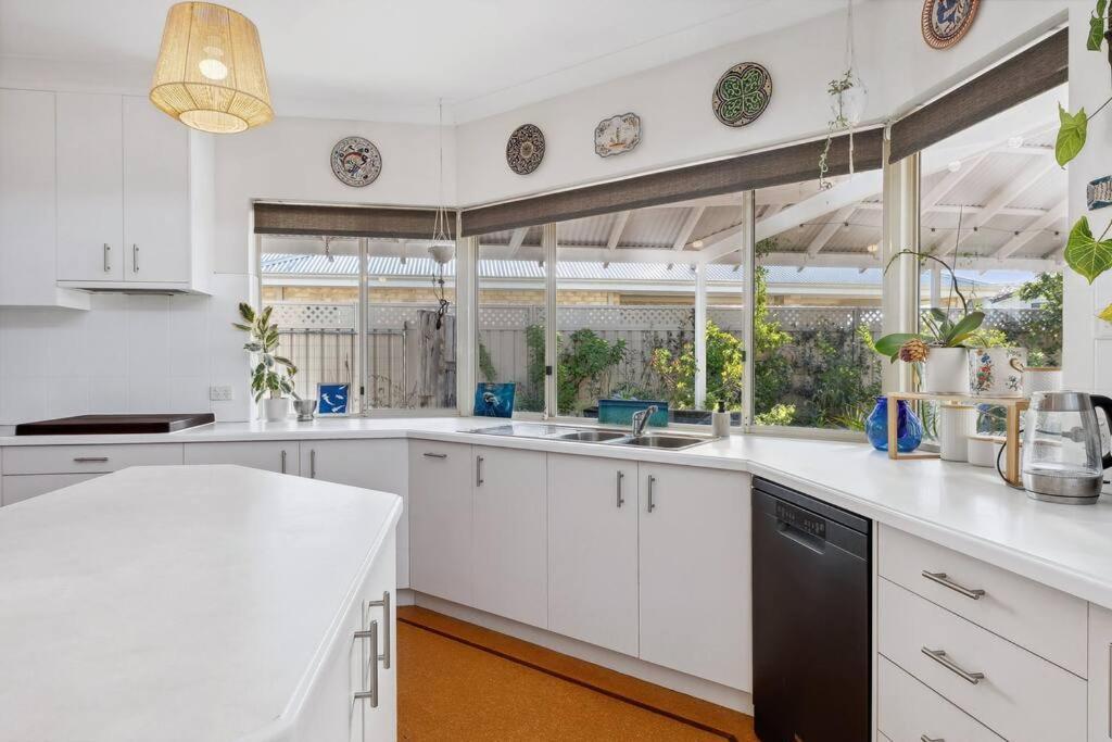 Spacious & Artistic Pet Friendly Beachside Retreat