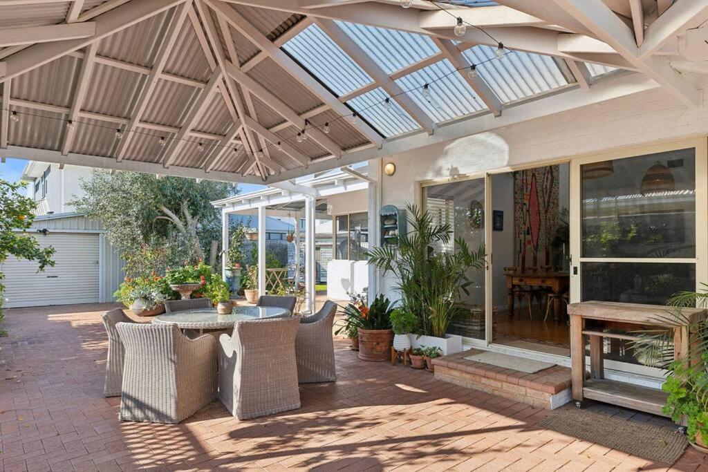Spacious & Artistic Pet Friendly Beachside Retreat Holiday home