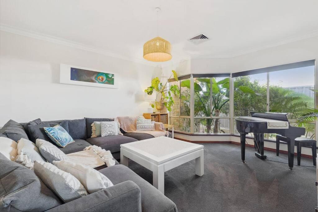 Spacious & Artistic Pet Friendly Beachside Retreat Busselton