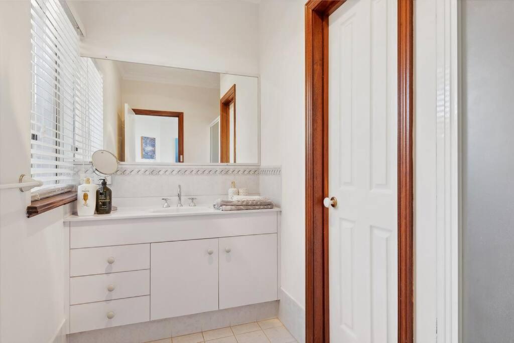 Spacious & Artistic Pet Friendly Beachside Retreat Holiday home