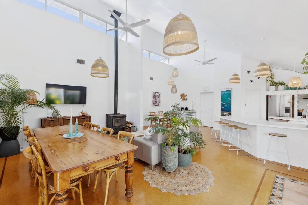 Spacious & Artistic Pet Friendly Beachside Retreat Holiday home *