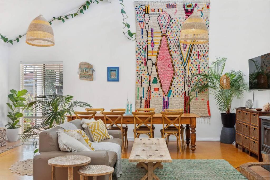 Spacious & Artistic Pet Friendly Beachside Retreat Holiday home Busselton