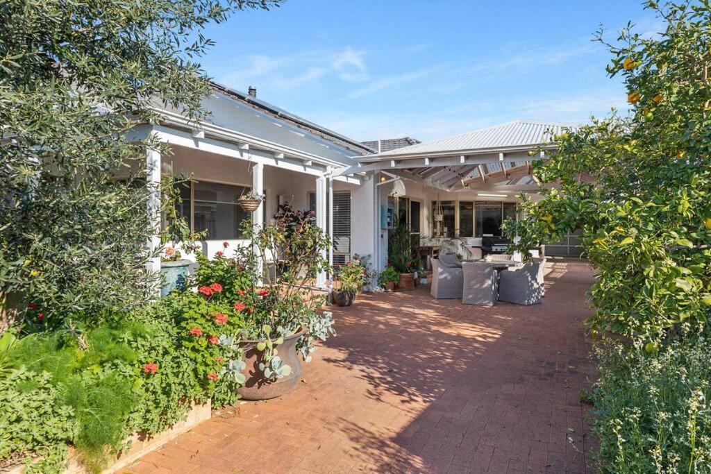 Spacious & Artistic Pet Friendly Beachside Retreat *