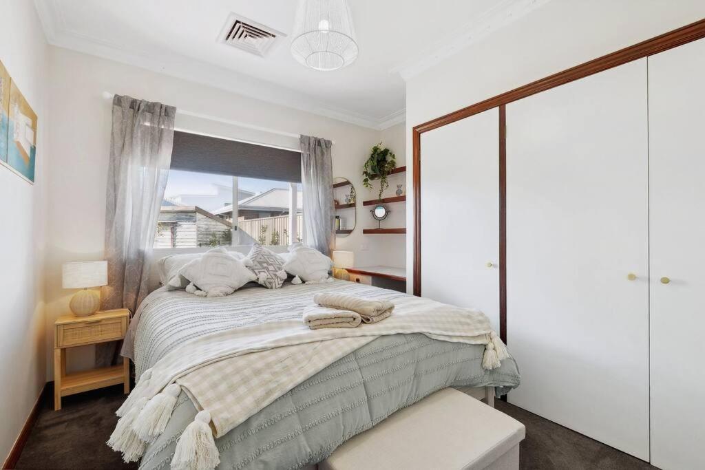 Spacious & Artistic Pet Friendly Beachside Retreat Holiday home